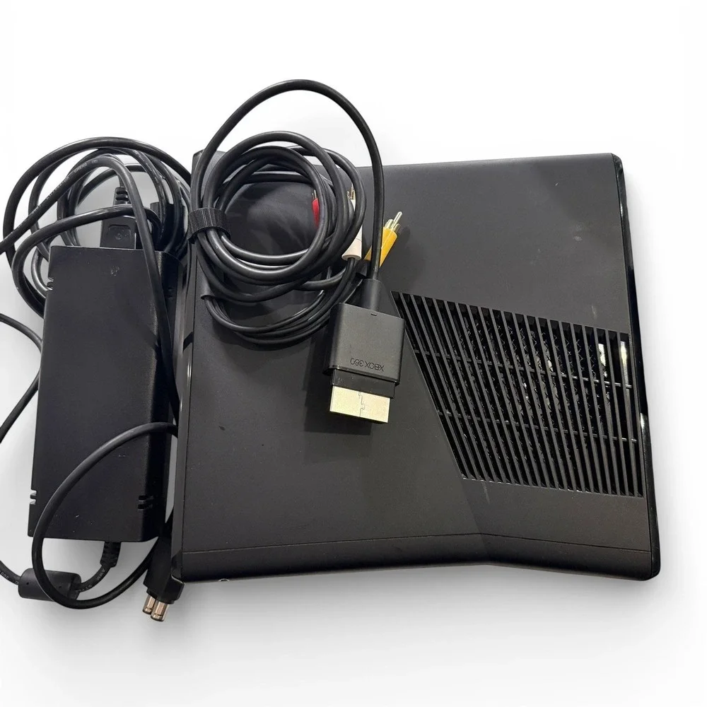 Microsoft Xbox 360 S Slim 1439 NO Hard drive, Controllers, Games, Cables, Kinect